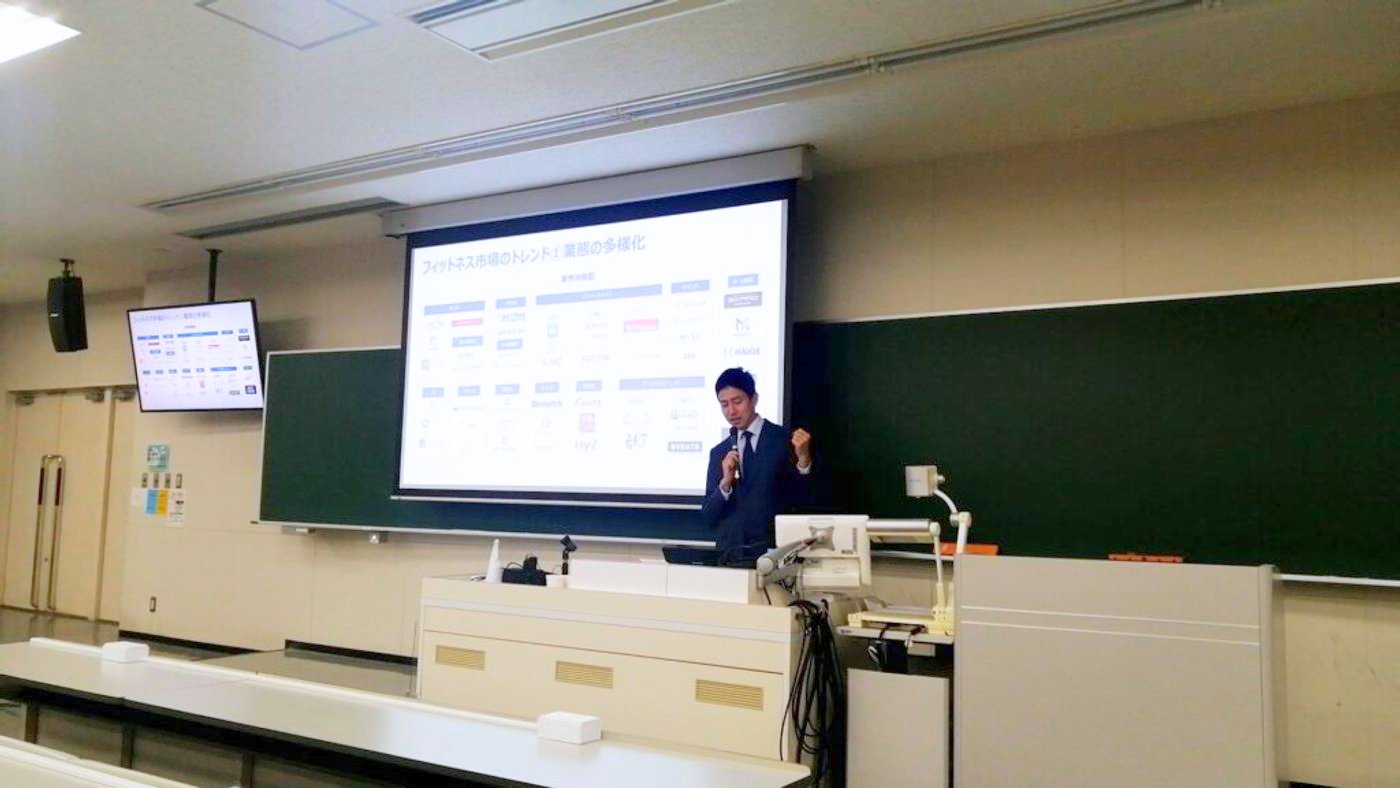 大学での講義で登壇する様子