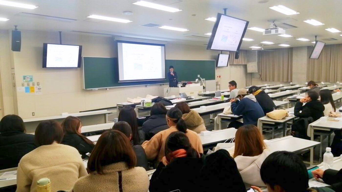 大学の講義室での講義の様子